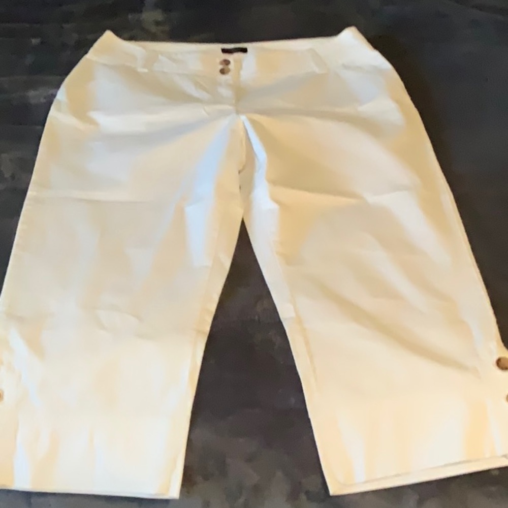 NEW white Capri pants